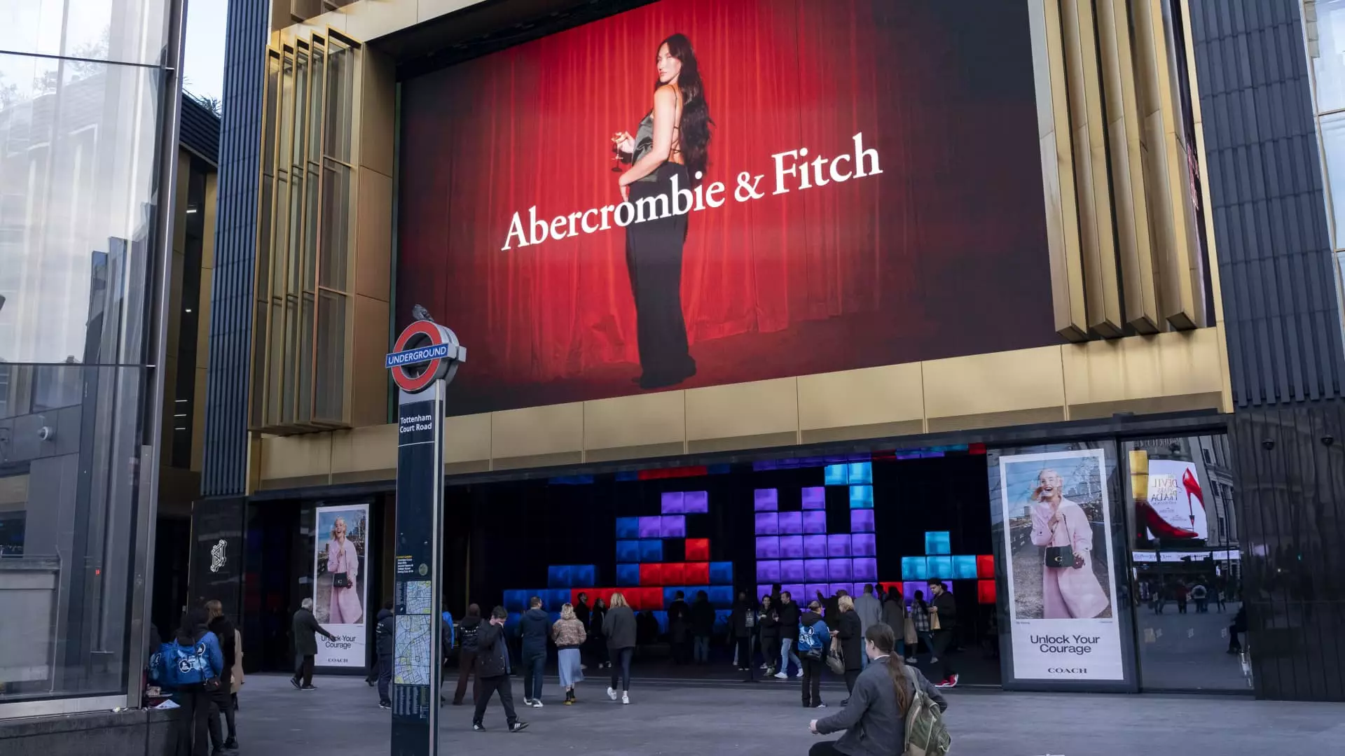 5 Alarming Reasons Abercrombie & Fitch Is on a Precipice of Decline
